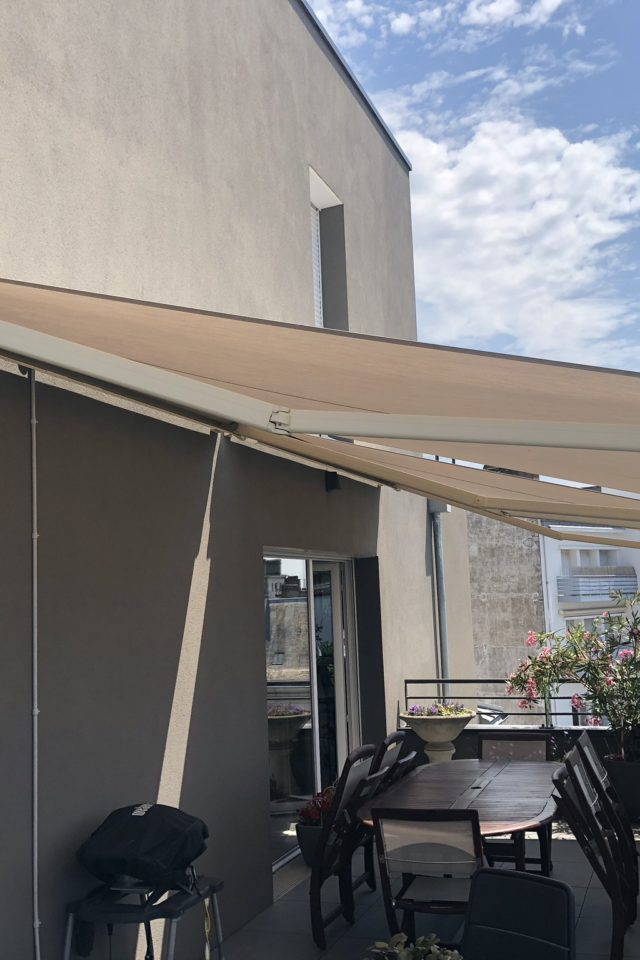 exemple de store banne coffre integral sur une terrasse