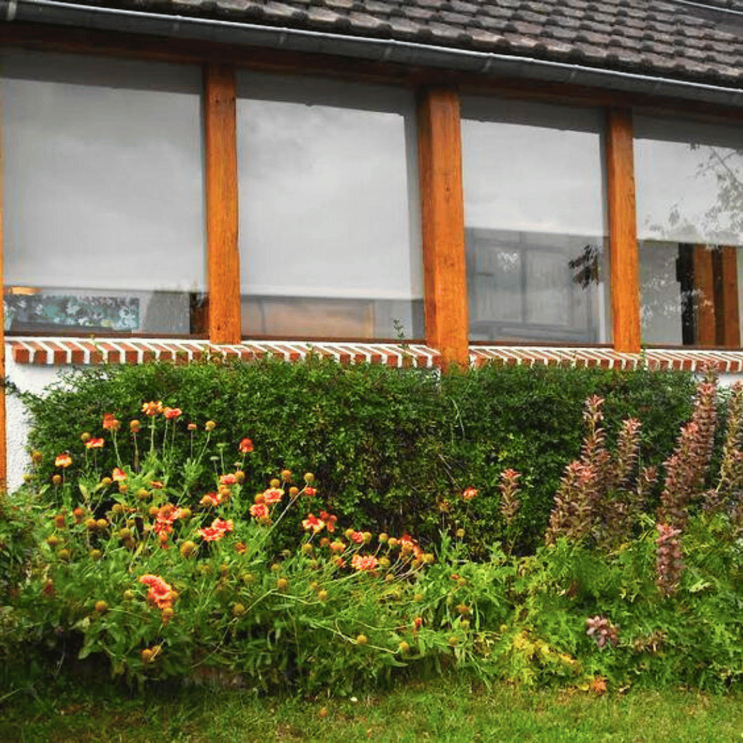 store enrouleur sans perçage vue de l'extérieur d'une maison